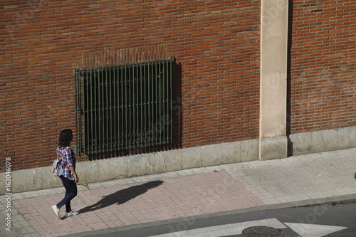 Mujer paseando por la calle photo