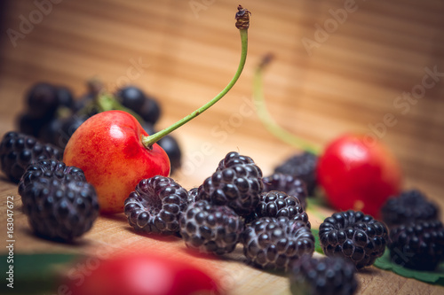 Сочные свежие ягоды. Витаминная чашечка. Черная малина, черешня и черная смородина