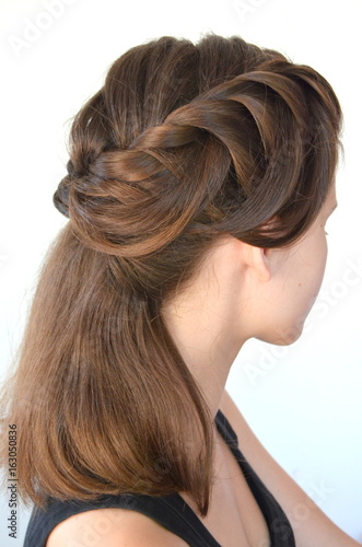 Прическа на средней длине волос - русые волосы