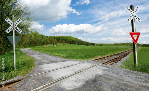 Foto Country Railroad Crossing:  A narrow gravel road crosses a set of railroad tracks in rural Virginia