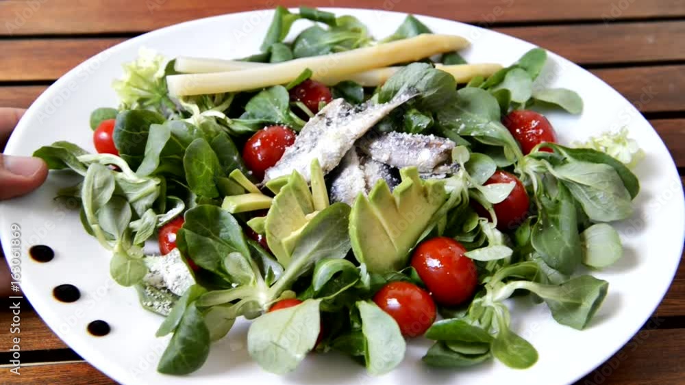 Plato de ensalada quitado de la mesa