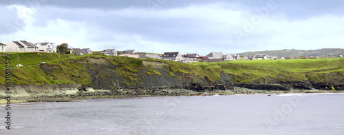 Fototapeta Naklejka Na Ścianę i Meble -  costa con abitazioni caratteristiche irlandesi Irlanda meridionale
