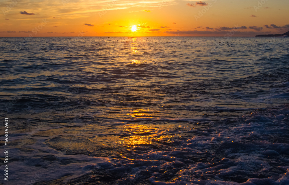 Obraz premium Amazing sea sunset, the sun, waves, clouds