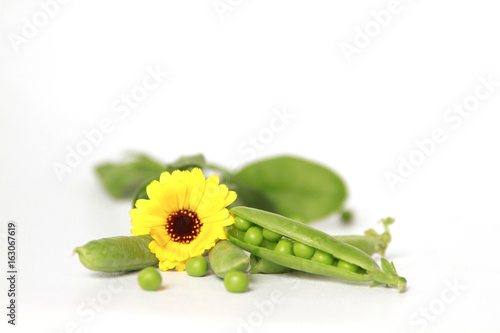 Erbenschoten und Ringelblume