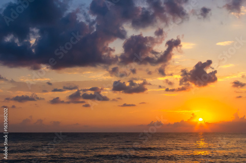 Fototapeta Naklejka Na Ścianę i Meble -  Amazing sea sunset, the sun, waves, clouds