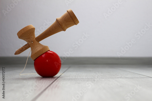 Cuadro en lienzo Kendama on the floor