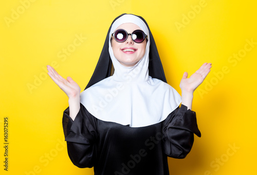 Foto Young happy nun with sunglasses
