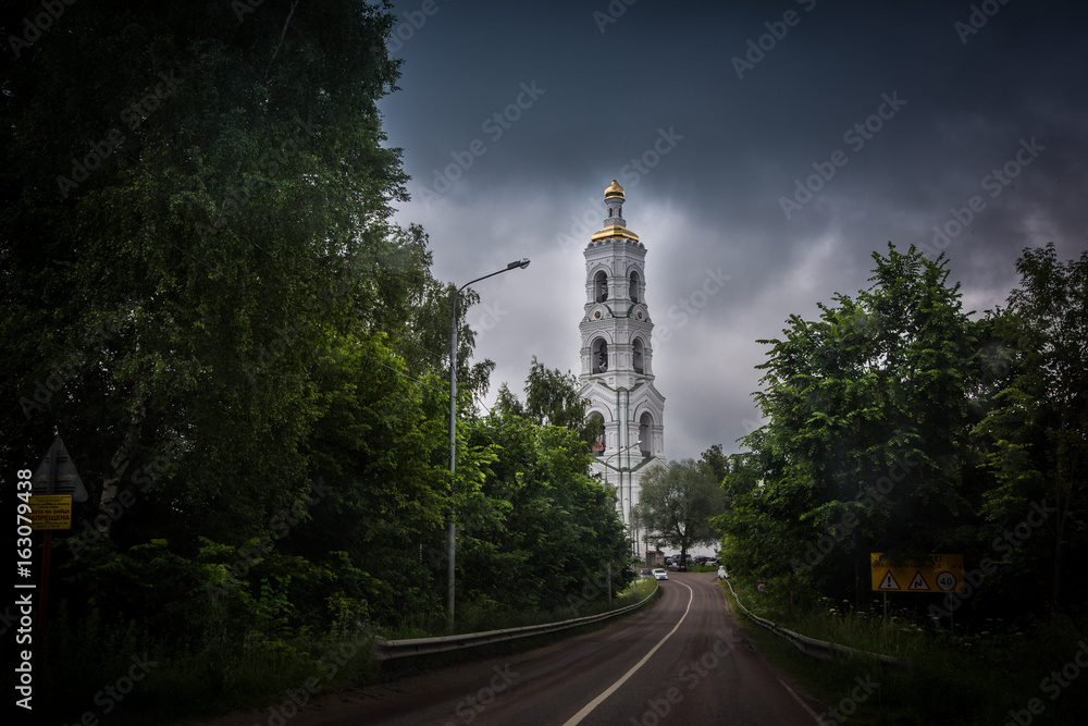 Obraz premium дорога в монастырь