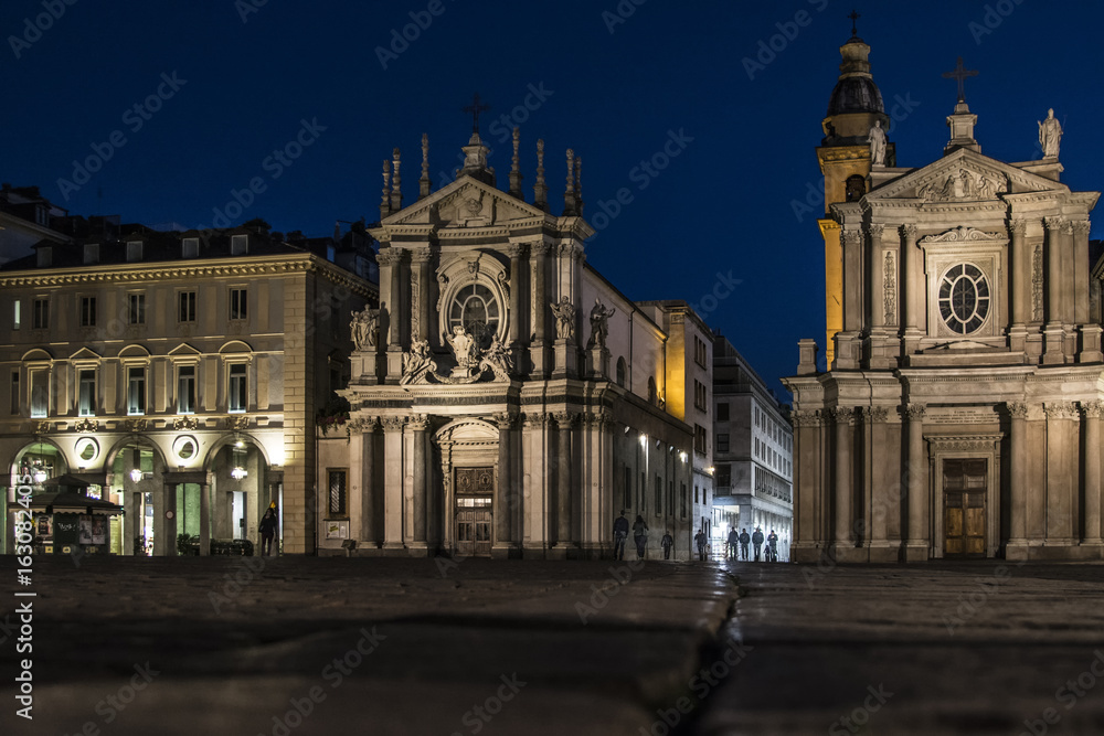 Visione notturna di San Carlo con due chiese di San Carlo e Santa Cristina, esempio di architettura barocca, Torino, Italia