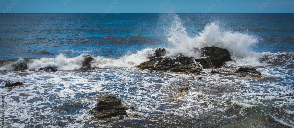 Fels in der Brandung, stormy Sea on rocky Coast 