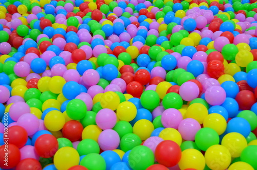 Фон с множеством разноцветных шаров 