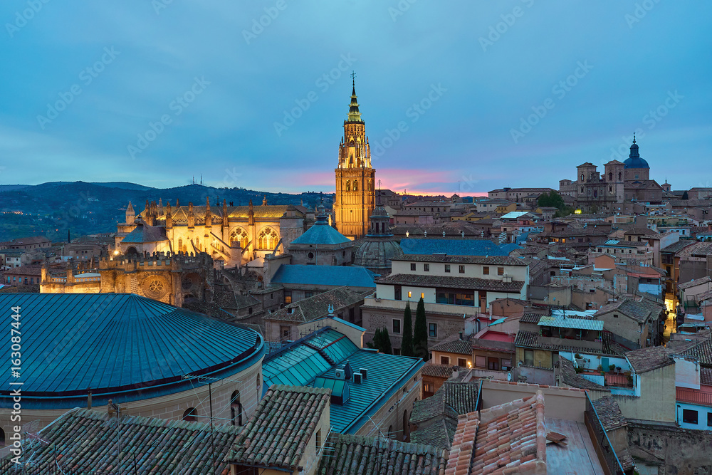 Vista Nocturna del Casco Histórico de la Ciudad de Toledo, España