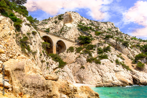 Konstfotografi Railway bridge on the Estaque mountain range at Everine bay on the Cote Bleue