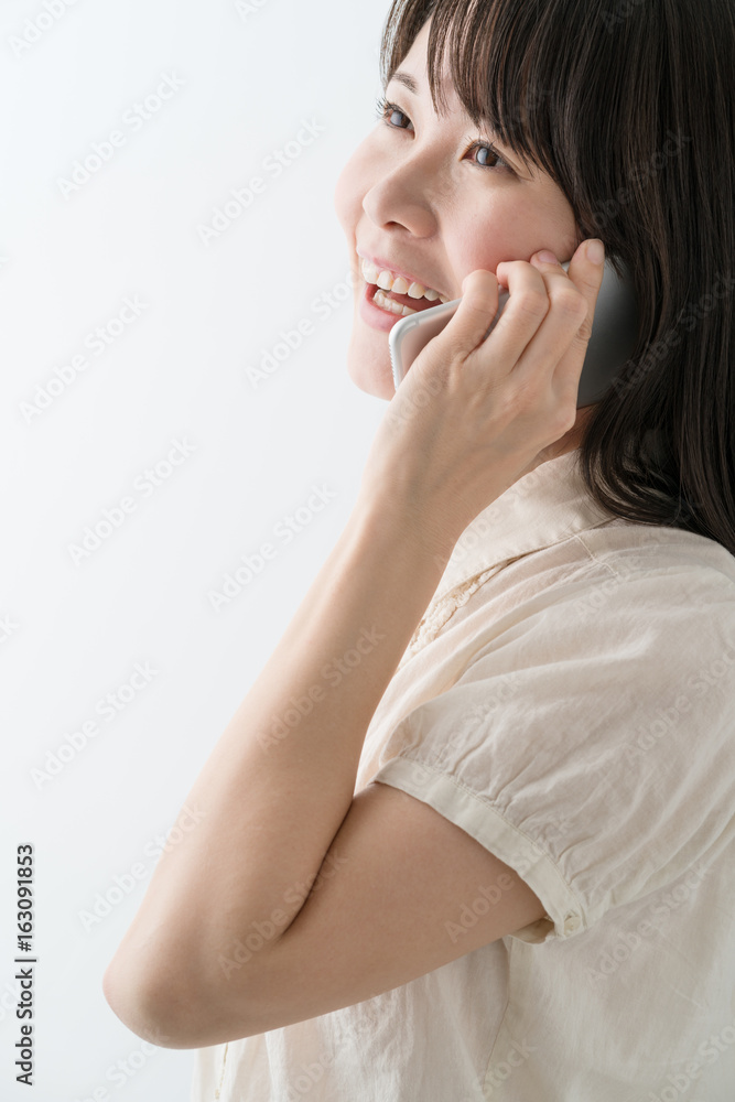 電話をする若い女性、喜ぶ 電話をする若い女性、喜ぶ
