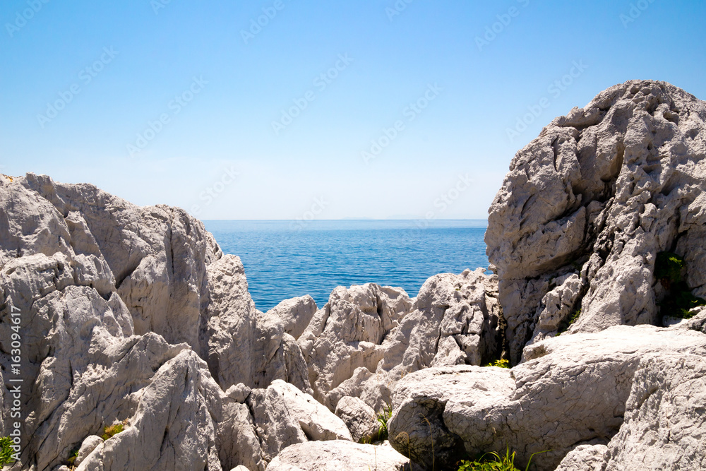 白崎海洋公園　岩の間からみる海