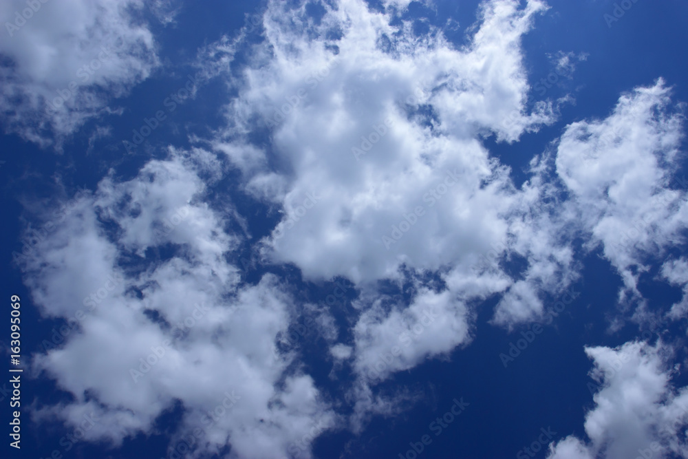 Obraz premium Синее небо и кучевые облака