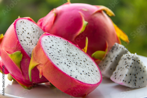 Φωτογραφία dragon fruit slice on dish
