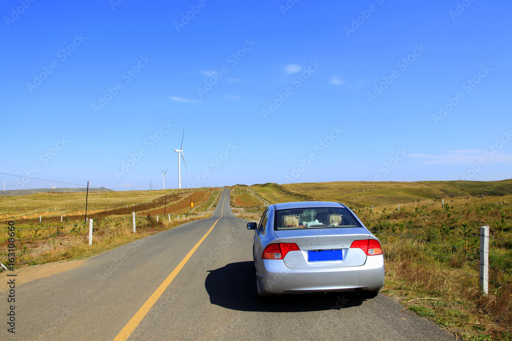 Fototapeta premium Samochód na autostradzie użytków zielonych