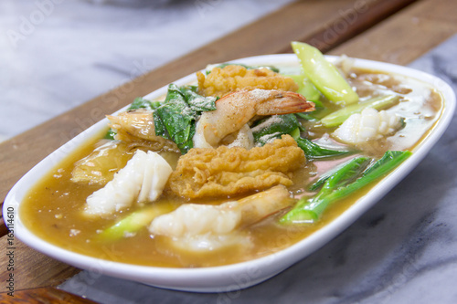 Noodles in Thick Gravy with Seafood