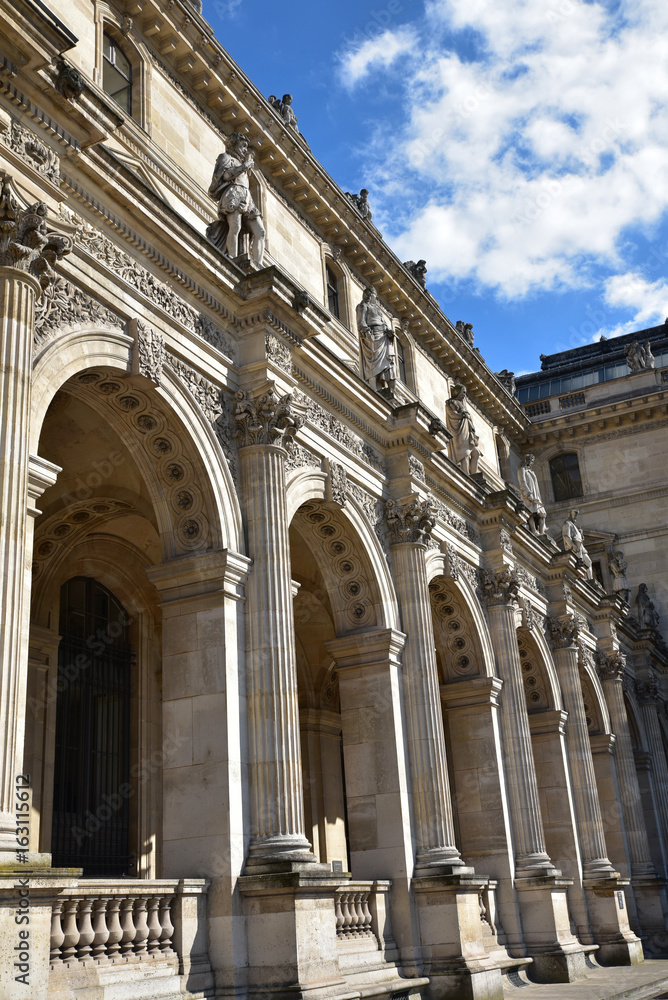 Façade à statues au palais du Louvre à Paris, France