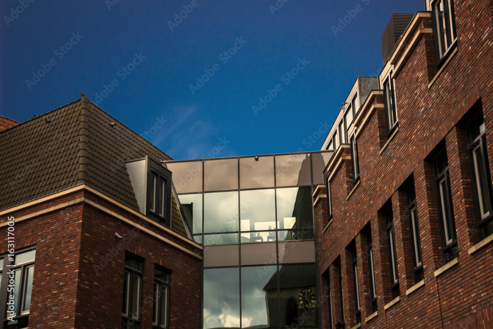 Moderne Hausverbindung aus Glas in den Niederlanden