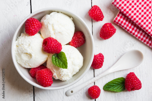 Ice cream with fresh raspberries