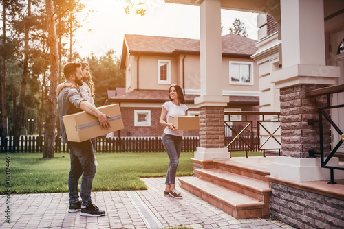 Картината върху платно Couple moving in new house