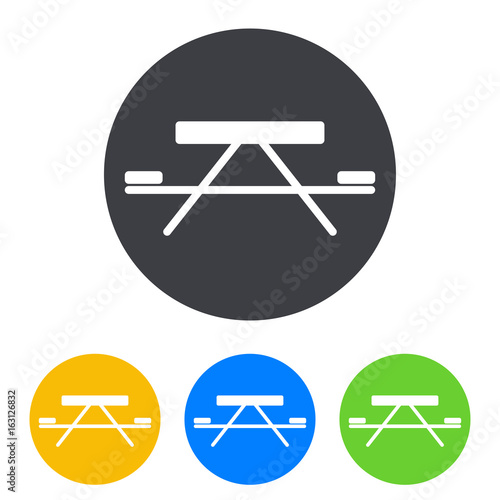 Icono plano mesa camping en circulo varios colores