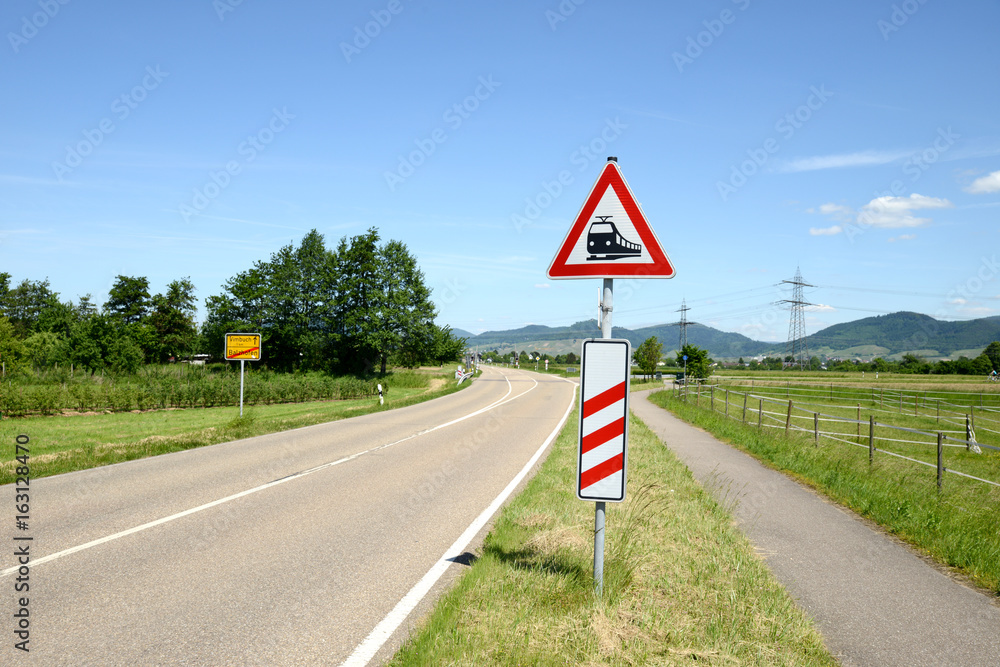 Verkehrsschild Bahnübergang StockFoto Adobe Stock