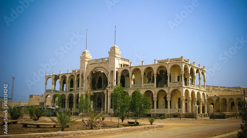 Foto Ruins of the Banko Italia in the center of Massawa in Eritrea