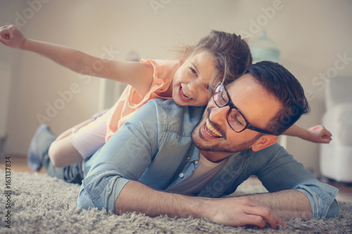 Cuadro en lienzo Happy father playing at home with his daughter.