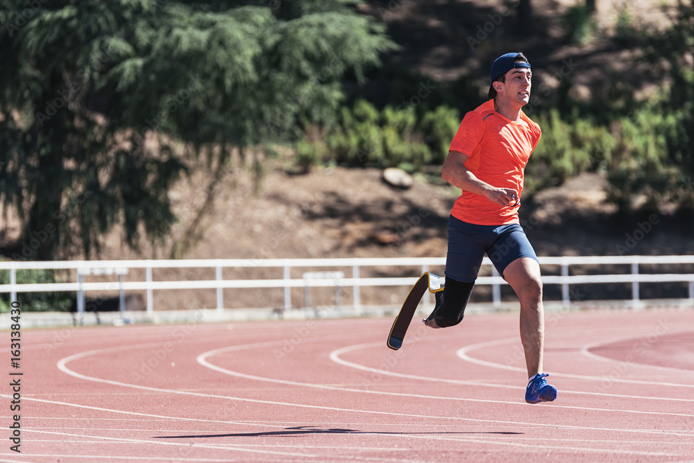 Obraz premium Disabled man athlete training with leg prosthesis.