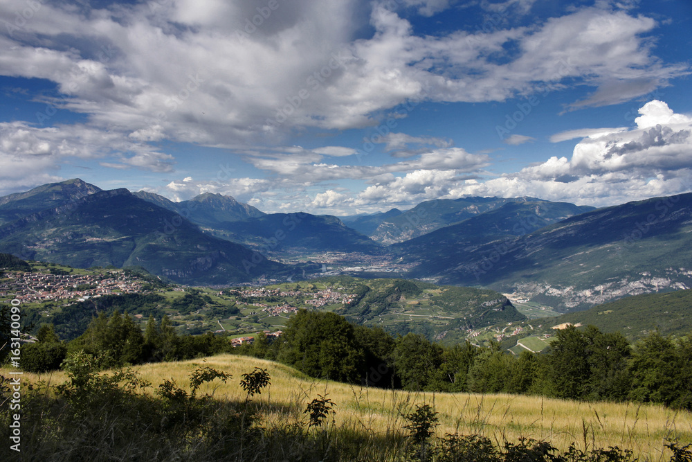 PAESAGGIO DI MONTAGNA SUL MONTE BALDO IN ITALIA