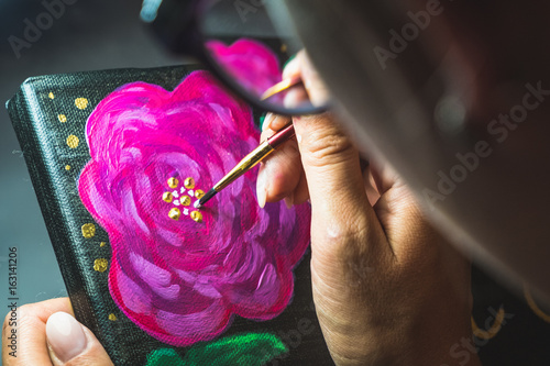 Malen einer Blume mit Acrylfarbe photo