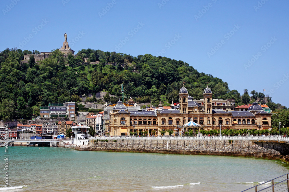Fototapeta premium city hall and mount urgull san sebastian