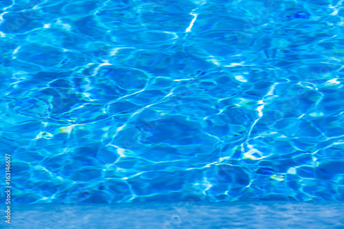  rebord de piscine bleue à débordement