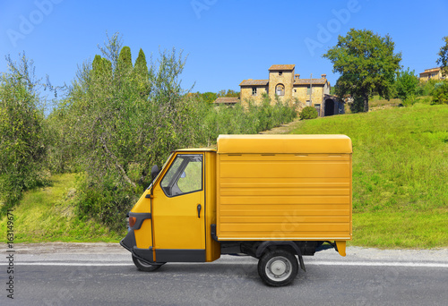 Italienischer Kleinlaster in der Toskanalandschaft photo