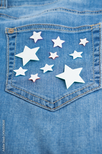 Blick auf einen Ausschnitt einer Jeanshose von hinten mit Gesässtasche mit weißen Sternen