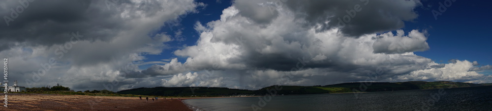 Panorama: Strandspaziergänger bei Ebbe, Chanonry Point, Inverness, Schottland