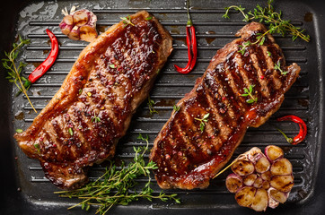 Fototapete Steakhouse Gegrilltes Striploin Steak mit Gewürzen  © Svetlana Kolpakova