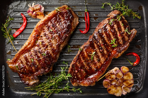 Tableau sur toile Grilled  strip steak with spices