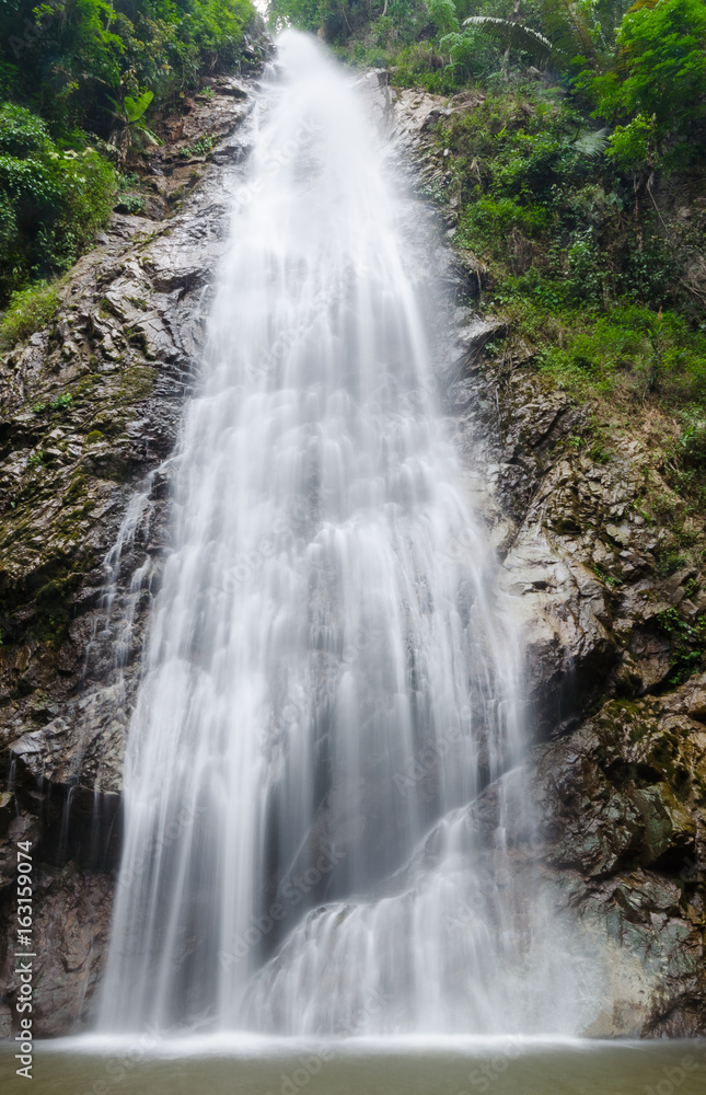 Tosender Wasserfall im Dschungel