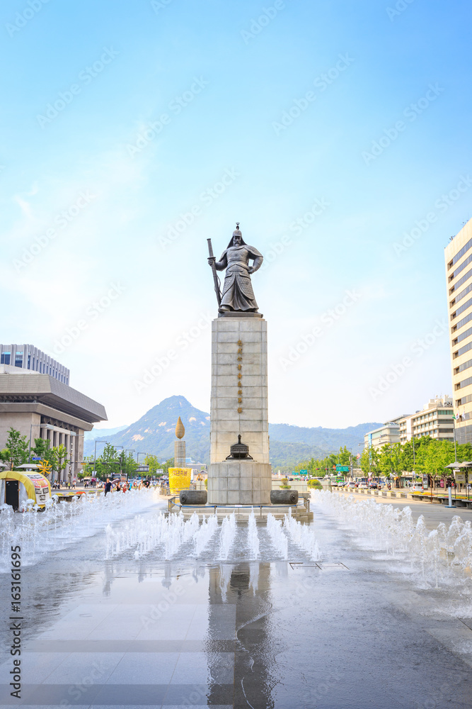 Fototapeta premium Jun 19, 2017 Gwanghwamun Plaza with the statue of the Admiral Yi
