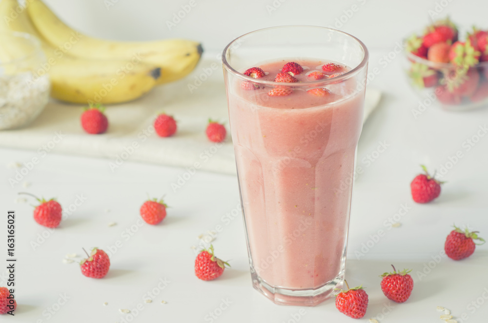 Strawberry smoothies with banana and oatmeal Strawberry smoothies with banana and oatmeal