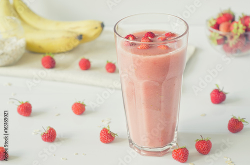 Strawberry smoothies with banana and oatmeal