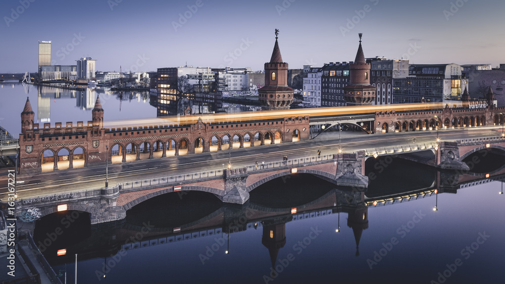 Abendstimmung an der Berliner Oberbaumbrücke  - obrazy, fototapety, plakaty 
