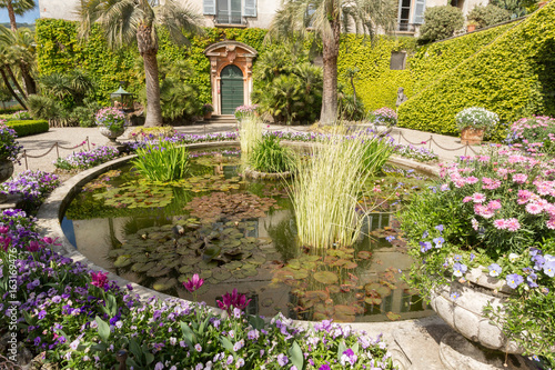 Bassin et cour dans le jardin