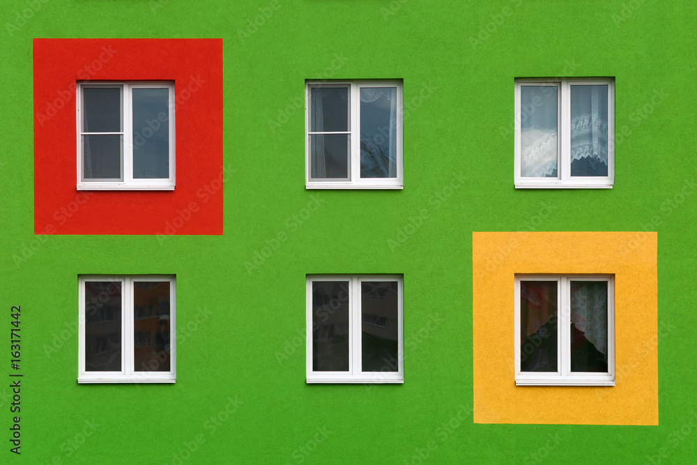Яркий фасад, жилого дома с большими окнами