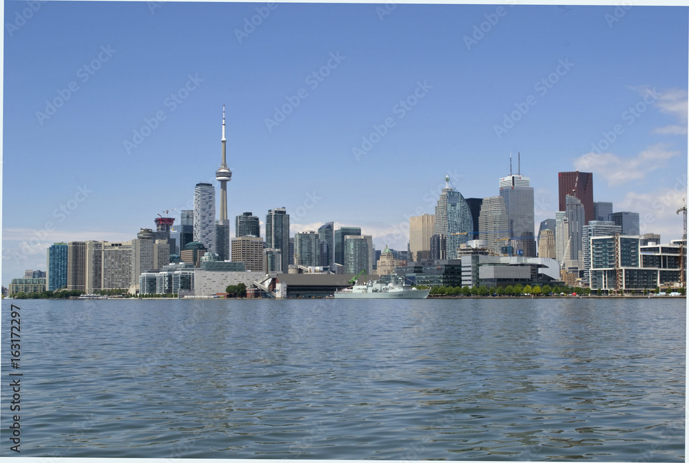 Fototapeta premium Panoramę Toronto wzdłuż jeziora Ontario szerokie ujęcie