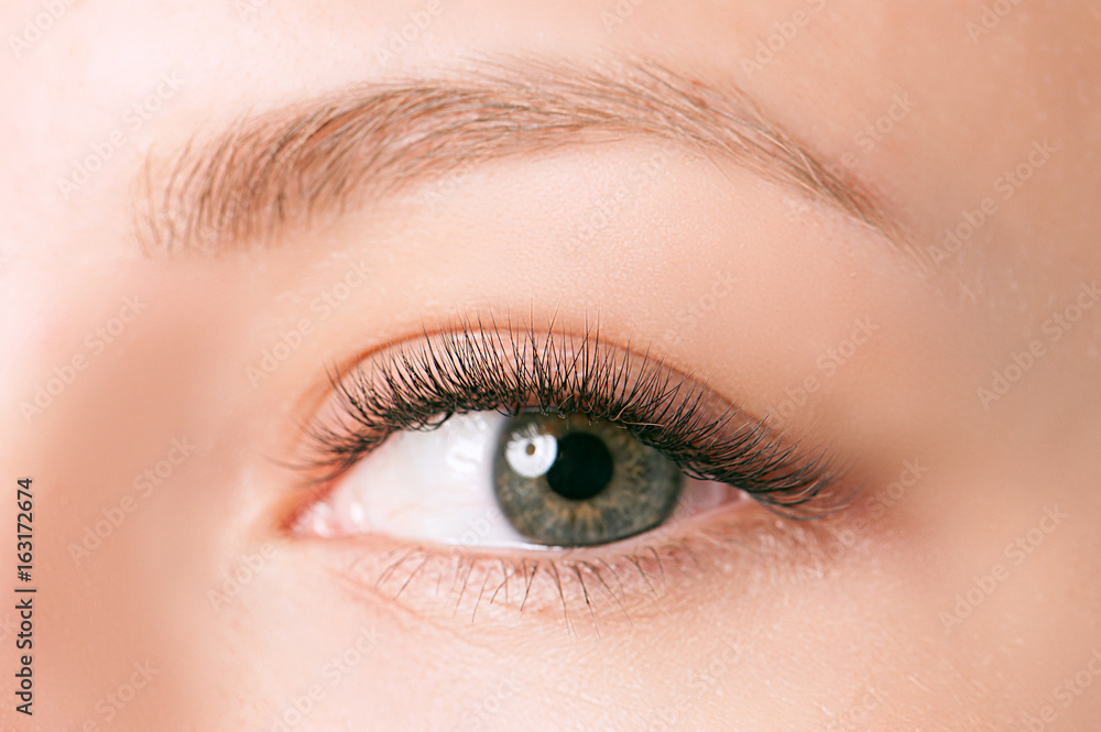 Obraz premium Strzał zbliżenie kobiece oko z makijażem dnia